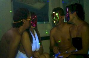 Armaron una fiesta swinger y confundieron a policías con strippers