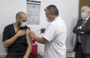 Buscarán vacunar contra el coronavirus a los docentes en febrero