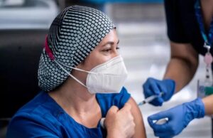 Una enfermera en Chile se contagió de coronavirus tras recibir la vacuna Pfizer