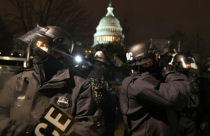Murió policía herido en los enfrentamientos con los simpatizantes de Trump