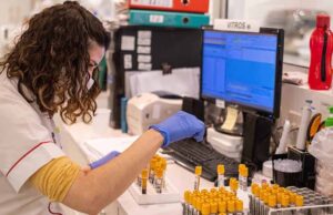 Parte hacia México el primer de la vacuna de Oxford fabricado en Argentina para su envasado
