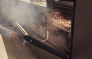 Se durmió con las milanesas en el horno, casi fallece intoxicado