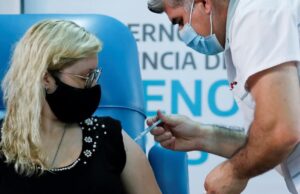 Por qué la vacuna contra el coronavirus se aplica sin guantes
