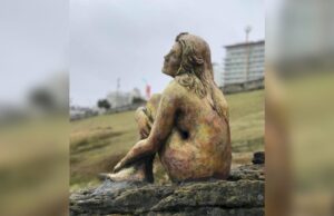 Buscan al autor de una misteriosa estatua que apareció en la costa de Mar del Plata