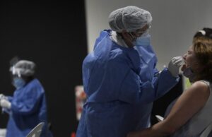 Coronavirus: Infectólogos recomiendan evitar las reuniones sociales en lugares cerrados para evitar más contagios