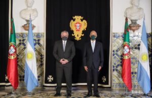 El Presidente fue recibido por su par de Portugal en el inicio de su gira por Europa