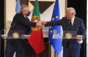 El presidente Fernández terminó su visita a Lisboa y ya vuela hacia Madrid