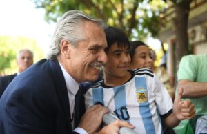 Alberto Fernández anuncia la construcción de una cancha de hockey en Miramar