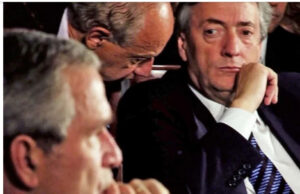 Sabemos adonde vamos y sabemos adonde no queremos ir o volver… LOS NADIES, de Eduardo Galeano pdf Sueñan las pulgas con comprarse un perro y sueñan los na- dies con salir de pobres, que algún mágico día llueva de pronto la buena suerte, que llueva a cántaros la buena suerte; pero la buena suerte no llueve ayer, ni hoy, ni mañana, ni nunca, ni en lloviznita cae del cielo la buena suerte, por mucho que los na- dies la llamen y aunque les pique la mano izquierda, o se le- vanten con el pie derecho, o empiecen el año cambiando de escoba. Los nadies : los hijos de nadie, los dueños de nada. Los nadies : los ningunos, los ninguneados, corriendo la Liebre, muriendo la vida, jodidos, rejodidos: Que no son, aunque sean. Que no hablan idiomas, sino dialectos. Que no hacen arte, sino artesanía. Que no practican cultura, sino folklore. Que no son seres humanos, sino recursos humanos. Que no tienen cara, sino brazos. Que no tienen nombre, sino número. Que no figuran en la historia universal, sino en la crónica Roja de la prensa local. Los nadies, que cuestan menos que la bala que los mata.