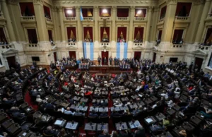 Senadores comienzan a debatir cambios para eliminar la norma que incrementa sus salarios