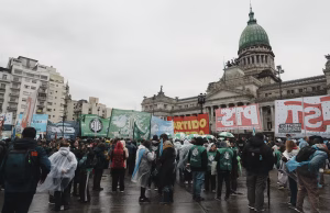 Con un fuerte operativo de seguridad, continúa la movilización frente al Congreso contra la Ley de Propiedad Privada