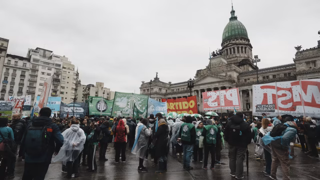 la-manifestacion-frente-al-congreso-contra-la-ley-de-propiedad-privada-foto-juan-pablo-chaves-LQBUPPZ3PVGQ5EMN242PNEIPN4