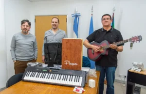 Se potencia la formación artística con la entrega de instrumentos musicales