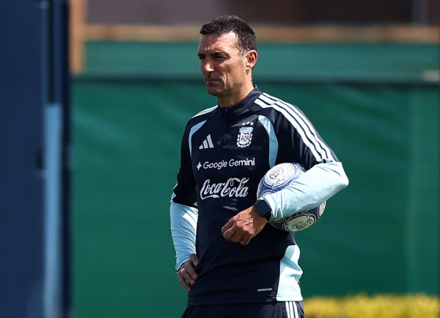 scaloni-se-prepara-para-una-nueva-fecha-fifa-con-la-seleccion-argentina-foto-reuters-PPMHBZM5U5B62GN4H646FUKJEY
