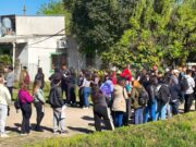 Una multitud se acercó a un mayorista de Ezeiza para buscar empleo y la fila superó las diez cuadras