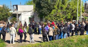 Una multitud se acercó a un mayorista de Ezeiza para buscar empleo y la fila superó las diez cuadras