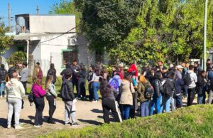 Una multitud se acercó a un mayorista de Ezeiza para buscar empleo y la fila superó las diez cuadras