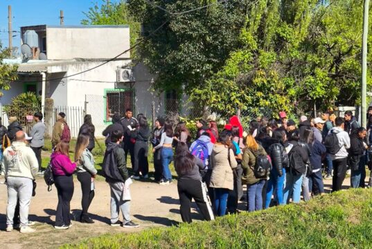 Una multitud se acercó a un mayorista de Ezeiza para buscar empleo y la fila superó las diez cuadras
