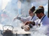 Sabores y arte en una gran mesa frente al lago