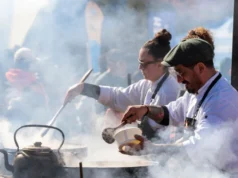 Sabores y arte en una gran mesa frente al lago