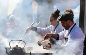 Sabores y arte en una gran mesa frente al lago